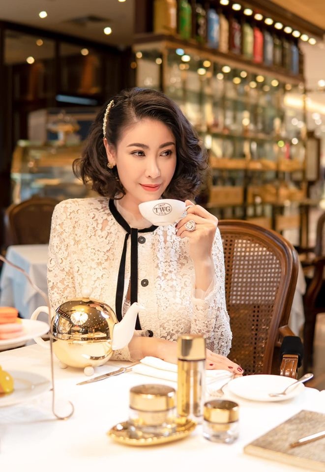 H'Hen Niê khoe chân thon dài gợi cảm với phong cách 'một mất một còn' - ảnh 14