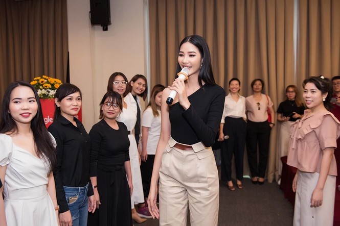 H'Hen Niê khoe chân thon dài gợi cảm với phong cách 'một mất một còn' - ảnh 11