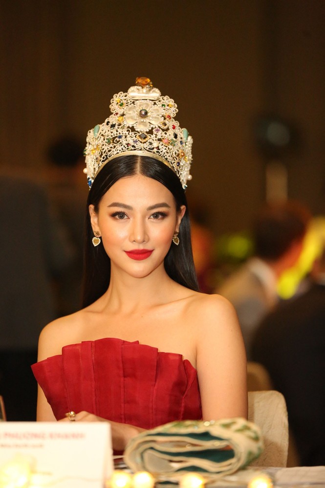 Hoa hậu Phương Khánh nóng bỏng với sắc đỏ dự chung kết Miss Earth Singapore 2019 - ảnh 6