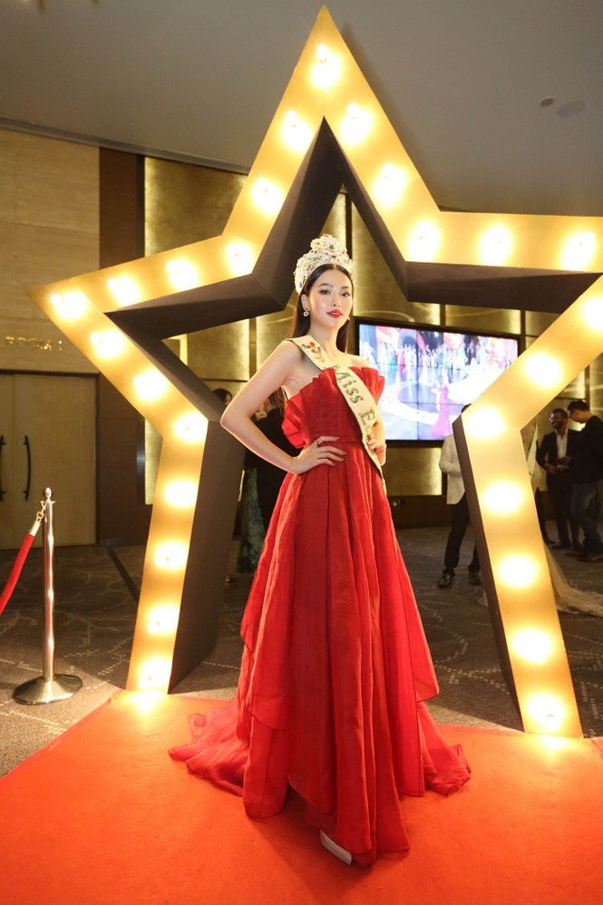 Hoa hậu Phương Khánh nóng bỏng với sắc đỏ dự chung kết Miss Earth Singapore 2019 - ảnh 1