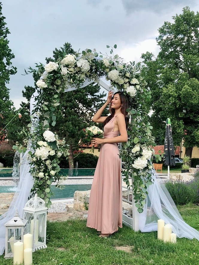 H'Hen Niê lại gây chú ý với hình ảnh đi dép tổ ong, ngồi bờ ruộng ăn cơm trưa - ảnh 9