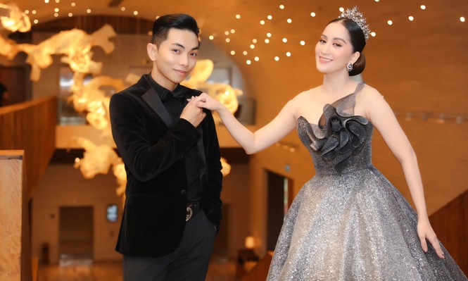 Khánh Thi và chồng trẻ Phan Hiển như cô dâu chú rể, tình tứ ở sự kiện - ảnh 3