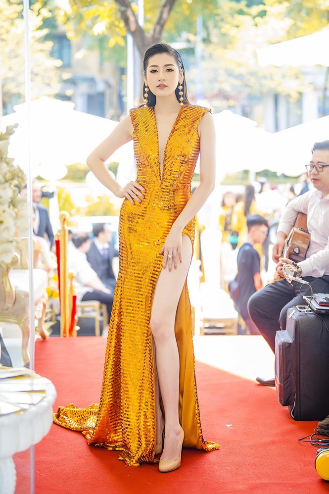 Hoa hậu Mỹ Linh, Á hậu Tú Anh 'đọ sắc' gợi cảm với váy xẻ táo bạo - ảnh 1
