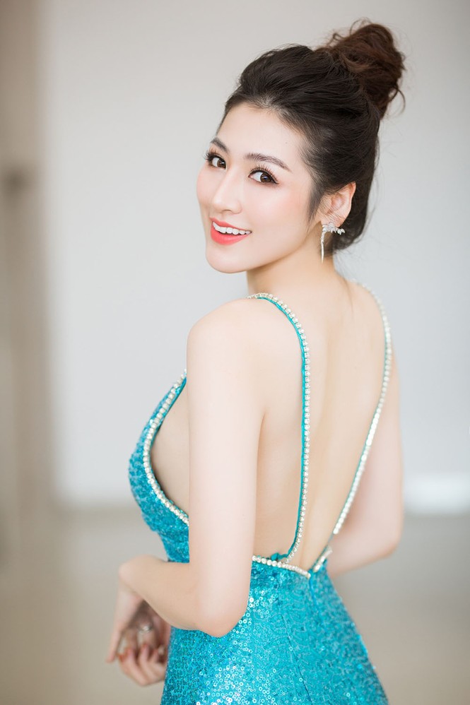Hoa hậu Mỹ Linh, Á hậu Tú Anh 'đọ sắc' gợi cảm với váy xẻ táo bạo - ảnh 9