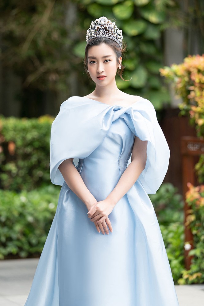 Hoa hậu Tiểu Vy - Mỹ Linh đội vương miện kiêu sa, khoe nhan sắc tựa 'nữ thần' - ảnh 2