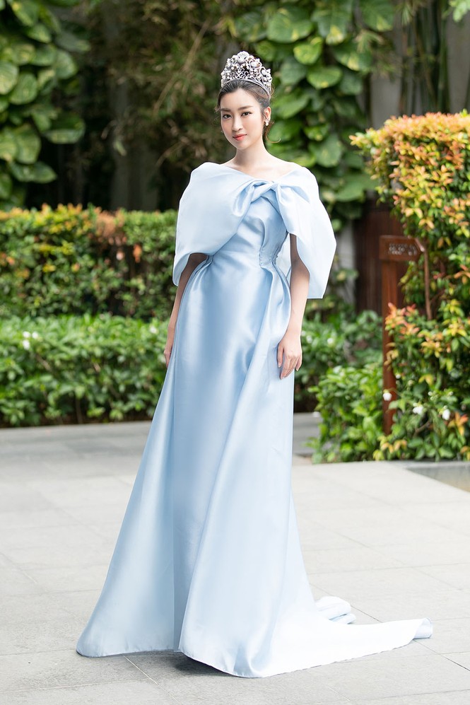 Hoa hậu Tiểu Vy - Mỹ Linh đội vương miện kiêu sa, khoe nhan sắc tựa 'nữ thần' - ảnh 1