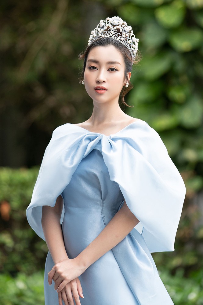 Hoa hậu Tiểu Vy - Mỹ Linh đội vương miện kiêu sa, khoe nhan sắc tựa 'nữ thần' - ảnh 3
