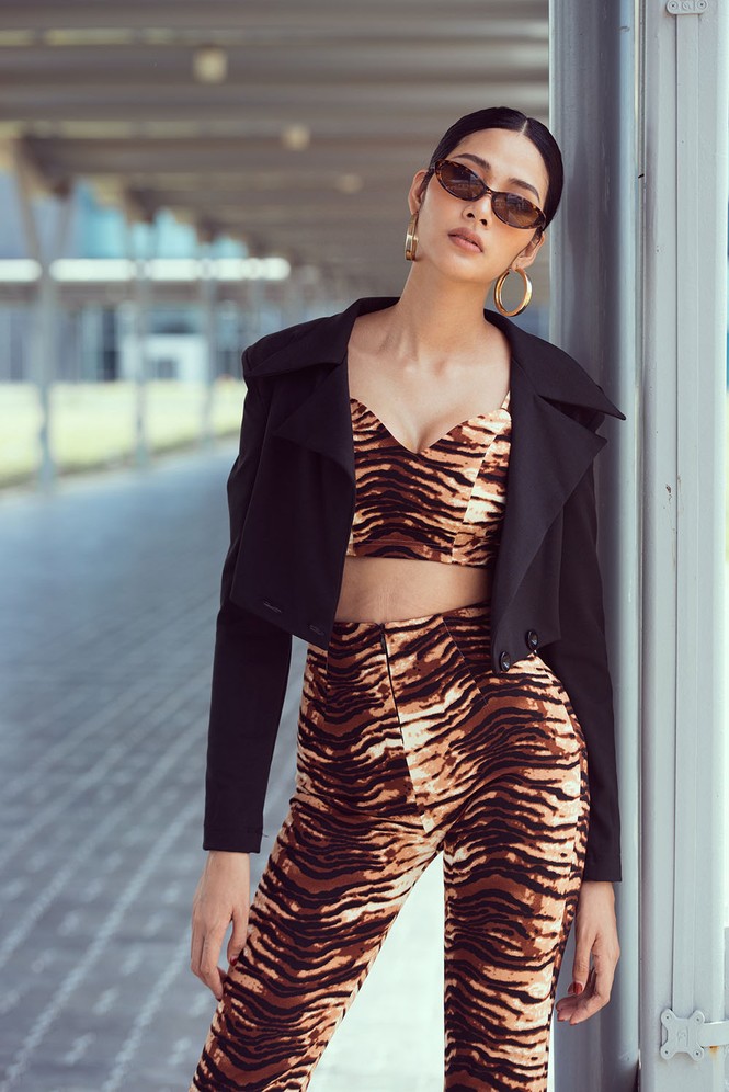 Mai Phương Thuý bất ngờ xuống tóc, siêu gợi cảm với áo crop-top - ảnh 5