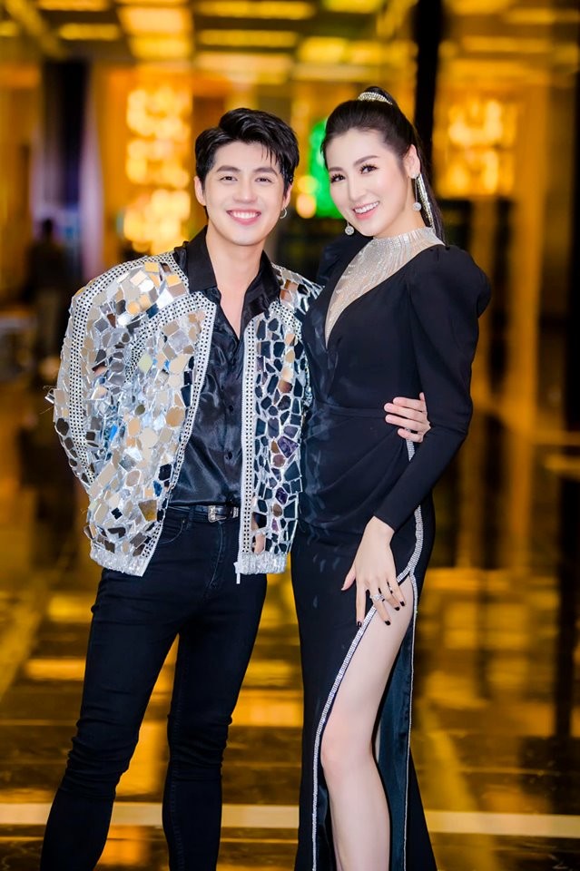 Mai Phương Thúy liên tục 'đốt mắt' fans với loạt váy ngắn khoe đường cong - ảnh 5