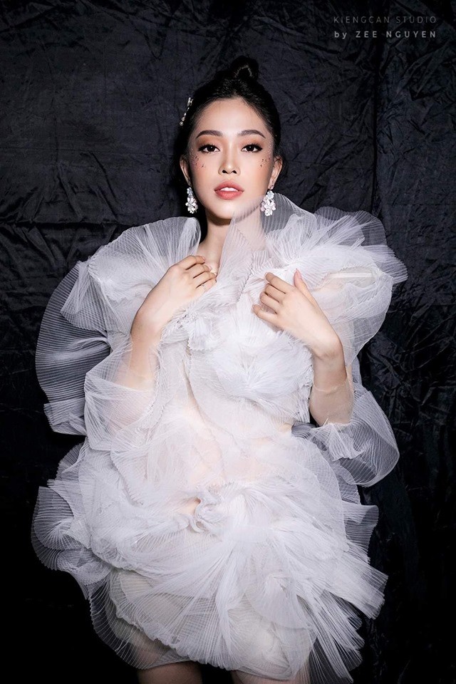 Mai Phương Thúy liên tục 'đốt mắt' fans với loạt váy ngắn khoe đường cong - ảnh 8