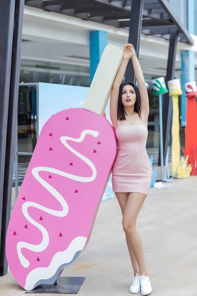 Mai Phương Thúy liên tục 'đốt mắt' fans với loạt váy ngắn khoe đường cong - ảnh 3