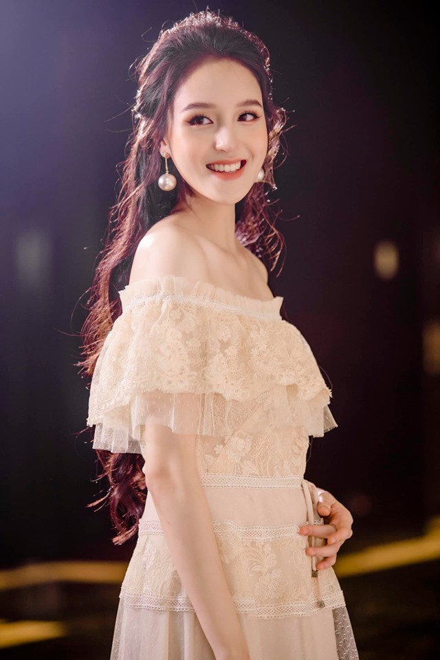 Mai Phương Thúy liên tục 'đốt mắt' fans với loạt váy ngắn khoe đường cong - ảnh 6