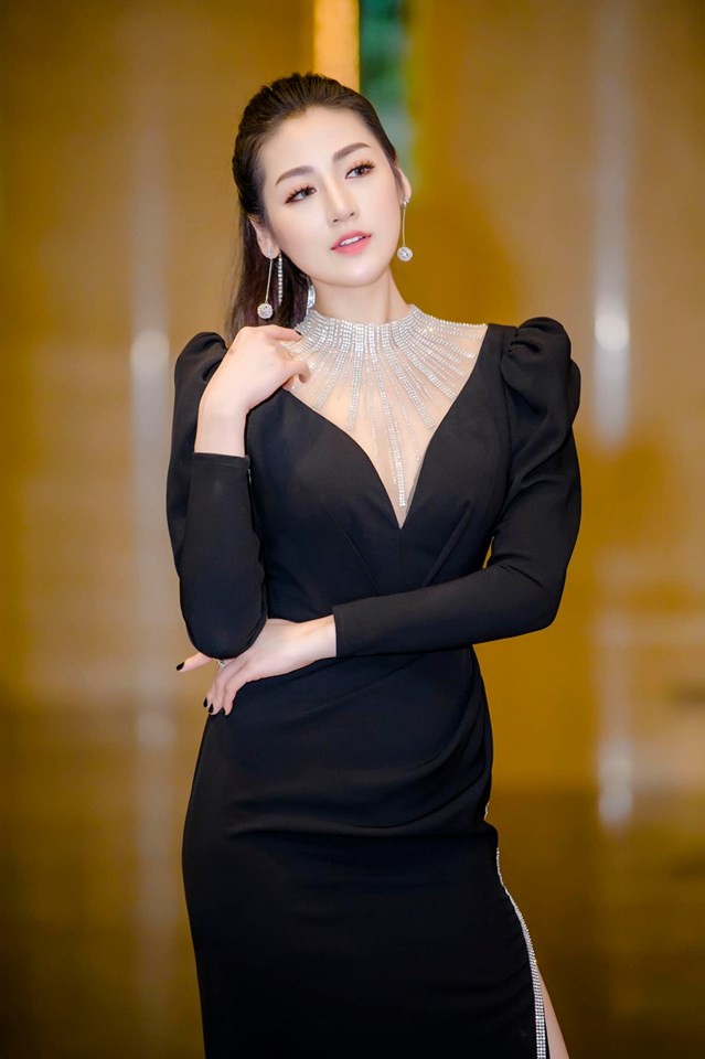 Mai Phương Thúy liên tục 'đốt mắt' fans với loạt váy ngắn khoe đường cong - ảnh 4