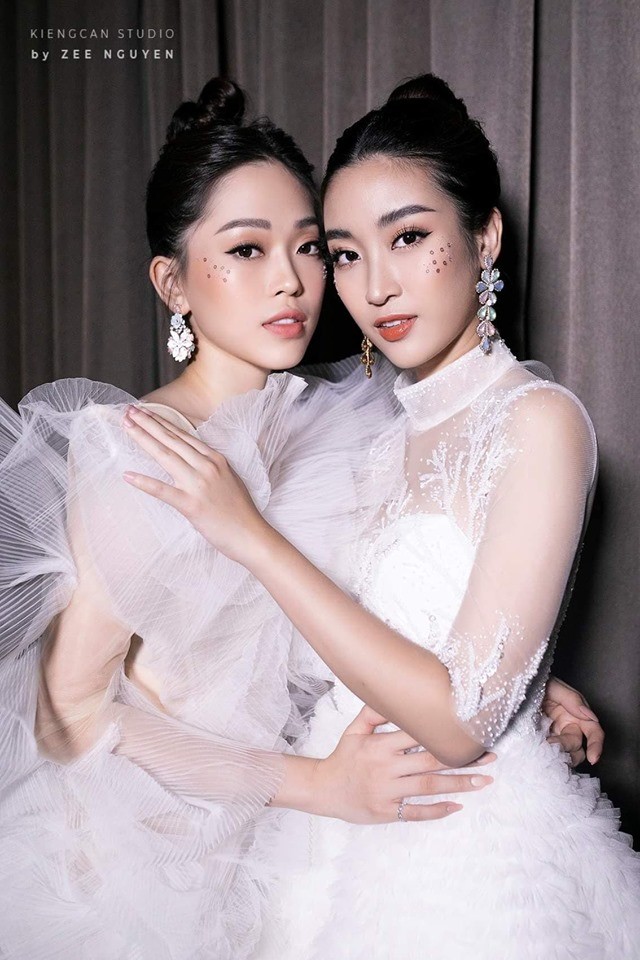 Hoa hậu Mỹ Linh, Á hậu Phương Nga đẹp tựa 'nữ thần' - ảnh 1