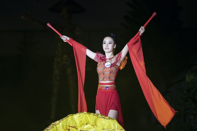 Thí sinh Miss World Vietnam mặc sexy khoe tài nhảy múa như vũ công chuyên nghiệp - ảnh 4