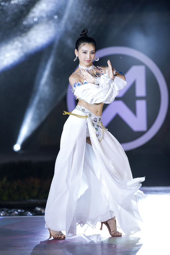 Thí sinh Miss World Vietnam mặc sexy khoe tài nhảy múa như vũ công chuyên nghiệp - ảnh 1