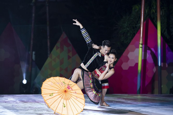 Thí sinh Miss World Vietnam mặc sexy khoe tài nhảy múa như vũ công chuyên nghiệp - ảnh 3