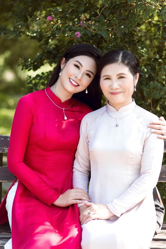 Hoa hậu Tiểu Vy ăn chè đậu đỏ, đạp xe khắp Hội An tìm người yêu ngày thất tịch - ảnh 12