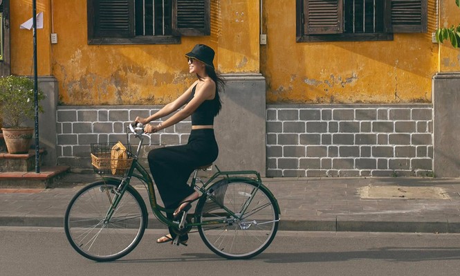 Hoa hậu Tiểu Vy ăn chè đậu đỏ, đạp xe khắp Hội An tìm người yêu ngày thất tịch - ảnh 2