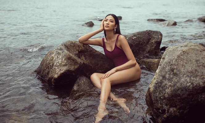 Hoàng Thuỳ mặc bikini khoe đường cong 'bỏng mắt' sau nghi án 'nâng cấp' vòng 1 - ảnh 4