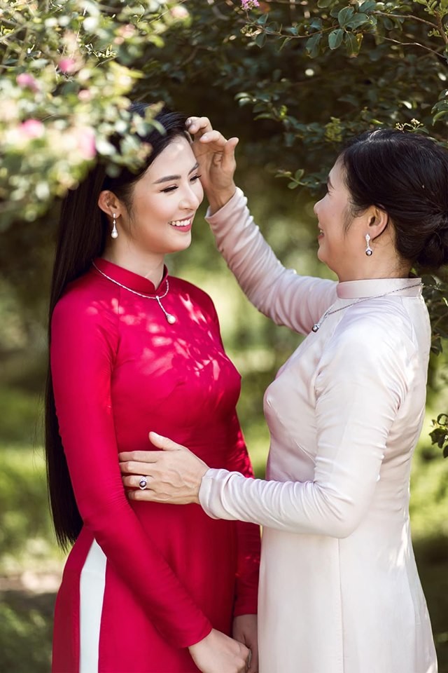 Hoa hậu Tiểu Vy ăn chè đậu đỏ, đạp xe khắp Hội An tìm người yêu ngày thất tịch - ảnh 13