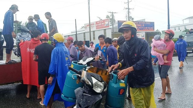 Phú Quốc lũ dâng cao ngang đầu người, huy động 1.000 quân cứu dân - ảnh 14