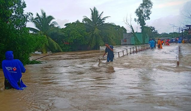Phú Quốc lũ dâng cao ngang đầu người, huy động 1.000 quân cứu dân - ảnh 15