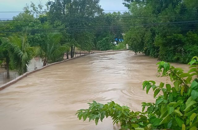 Phú Quốc lũ dâng cao ngang đầu người, huy động 1.000 quân cứu dân - ảnh 17