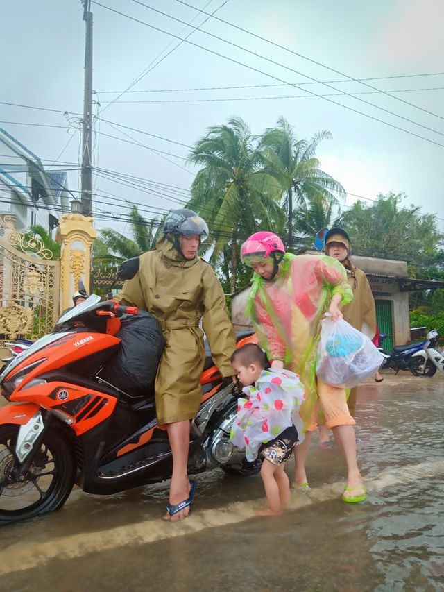 Phú Quốc lũ dâng cao ngang đầu người, huy động 1.000 quân cứu dân - ảnh 19