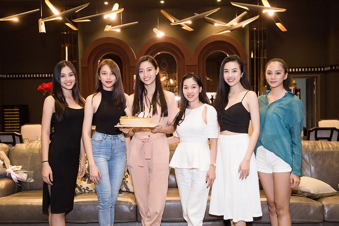 Hoa hậu Tiểu Vy và dàn người đẹp để mặt mộc dự sinh nhật Hoa hậu Lương Thuỳ Linh - ảnh 11