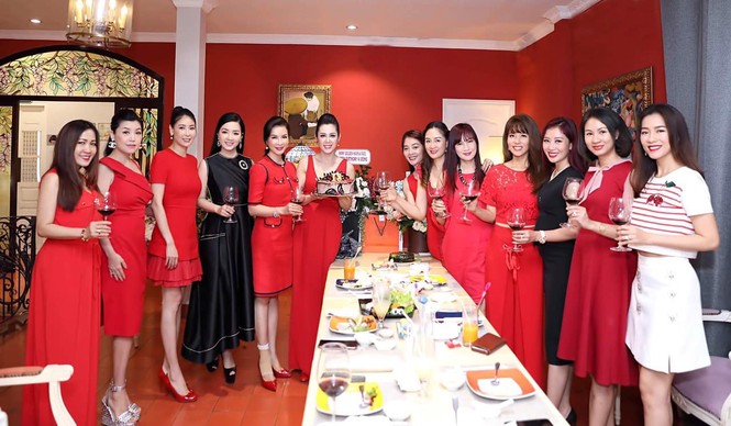 Á hậu Vi Thị Đông tái xuất xinh đẹp rạng rỡ trong tiệc sinh nhật tuổi tứ tuần - ảnh 3