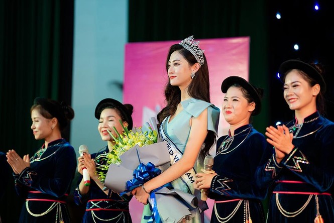Hàng ngàn người dân Cao Bằng vây kín chào đón Hoa hậu Lương Thuỳ Linh - ảnh 9