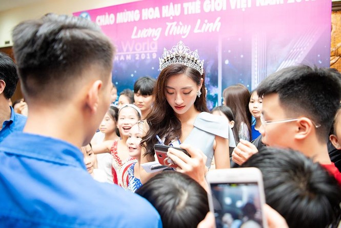 Hàng ngàn người dân Cao Bằng vây kín chào đón Hoa hậu Lương Thuỳ Linh - ảnh 10