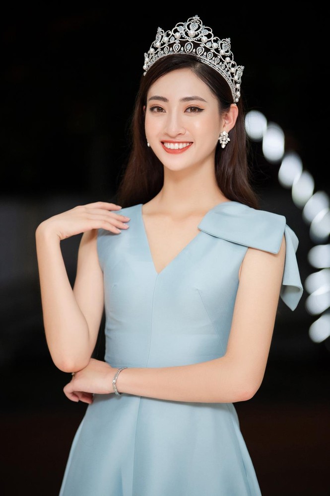Hàng ngàn người dân Cao Bằng vây kín chào đón Hoa hậu Lương Thuỳ Linh - ảnh 12
