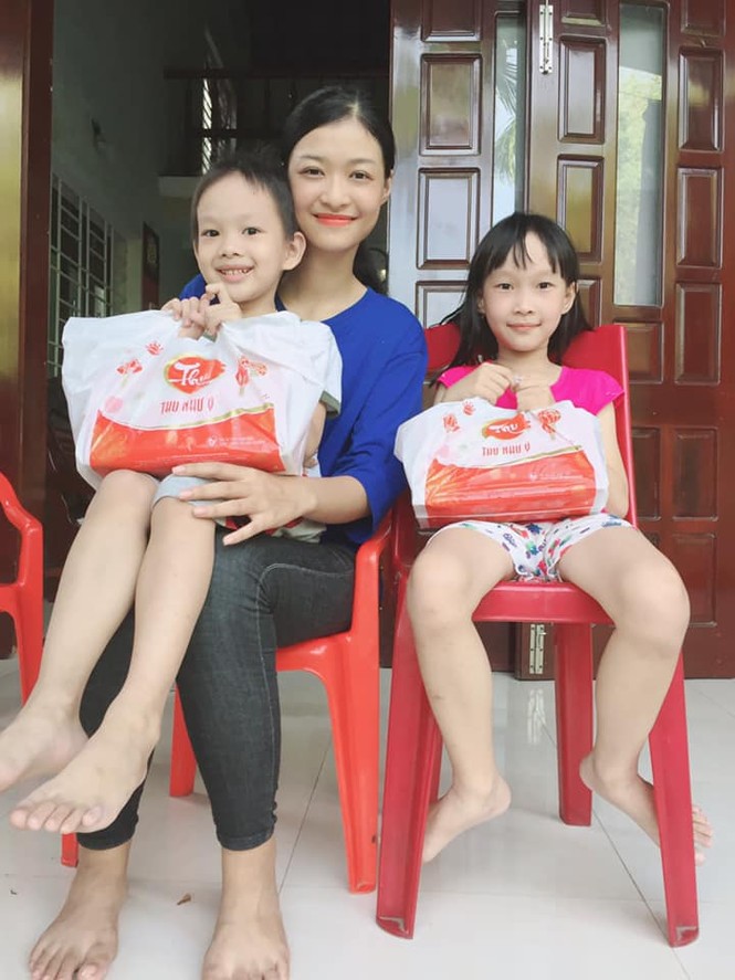 Hoa hậu Tiểu Vy, Lương Thuỳ Linh đọ nhan sắc một chín một mười 'đốn tim' fan - ảnh 7