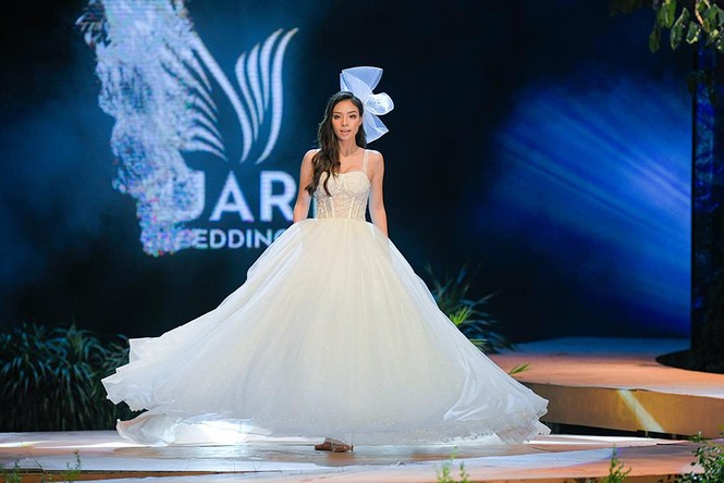 Hoa hậu Lương Thuỳ Linh mặc váy cưới khoe vòng 1 gợi cảm trên sàn catwalk - ảnh 4