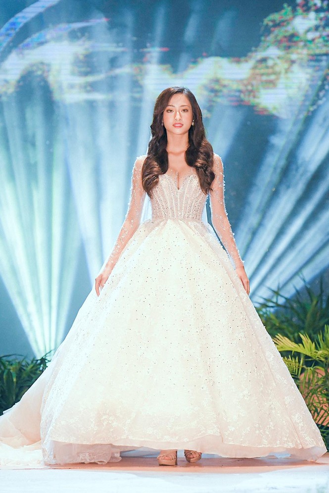 Hoa hậu Lương Thuỳ Linh mặc váy cưới khoe vòng 1 gợi cảm trên sàn catwalk - ảnh 2