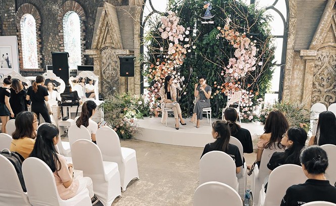Hoa hậu Lương Thuỳ Linh mặc váy cưới khoe vòng 1 gợi cảm trên sàn catwalk - ảnh 9