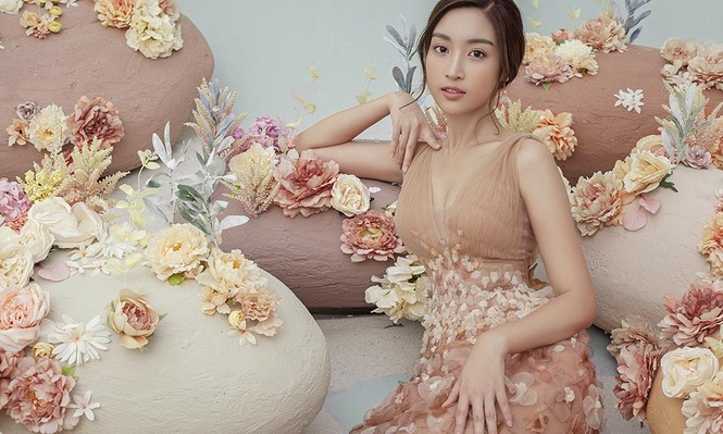 Hoa hậu Đỗ Mỹ Linh mặc váy ren xuyên thấu gợi cảm - ảnh 11