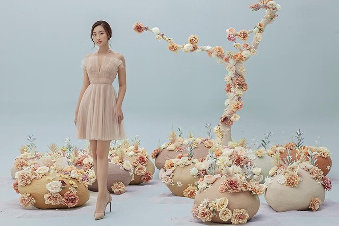 Hoa hậu Đỗ Mỹ Linh mặc váy ren xuyên thấu gợi cảm - ảnh 1