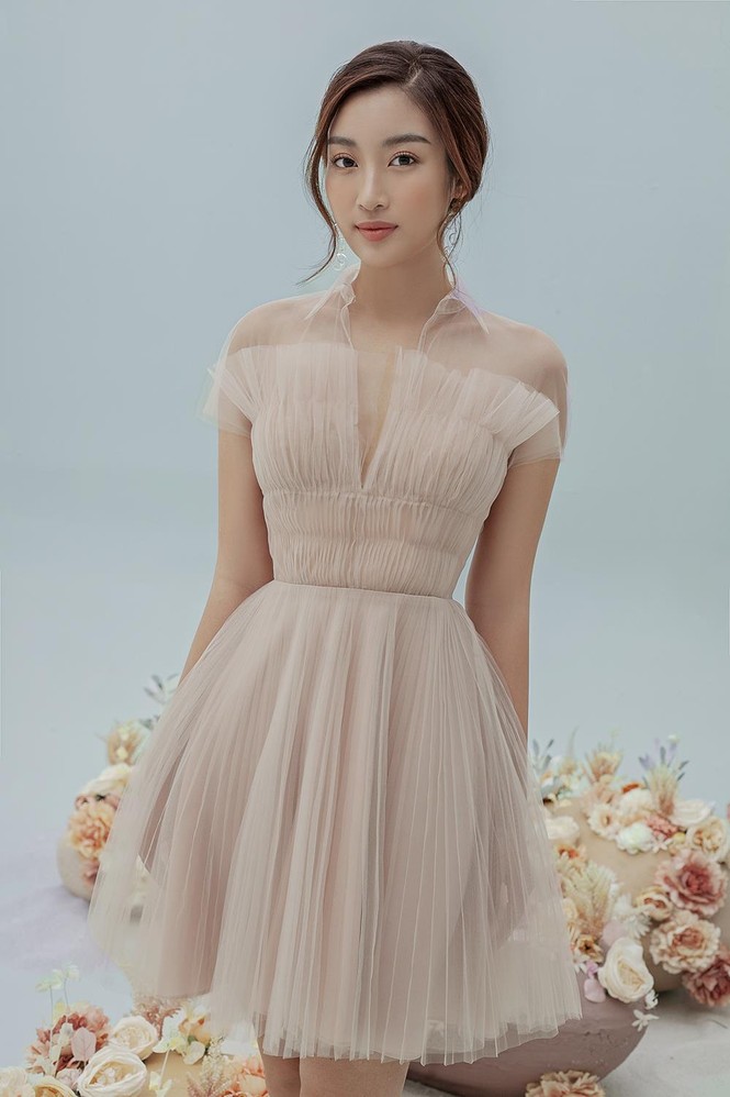 Hoa hậu Đỗ Mỹ Linh mặc váy ren xuyên thấu gợi cảm - ảnh 2