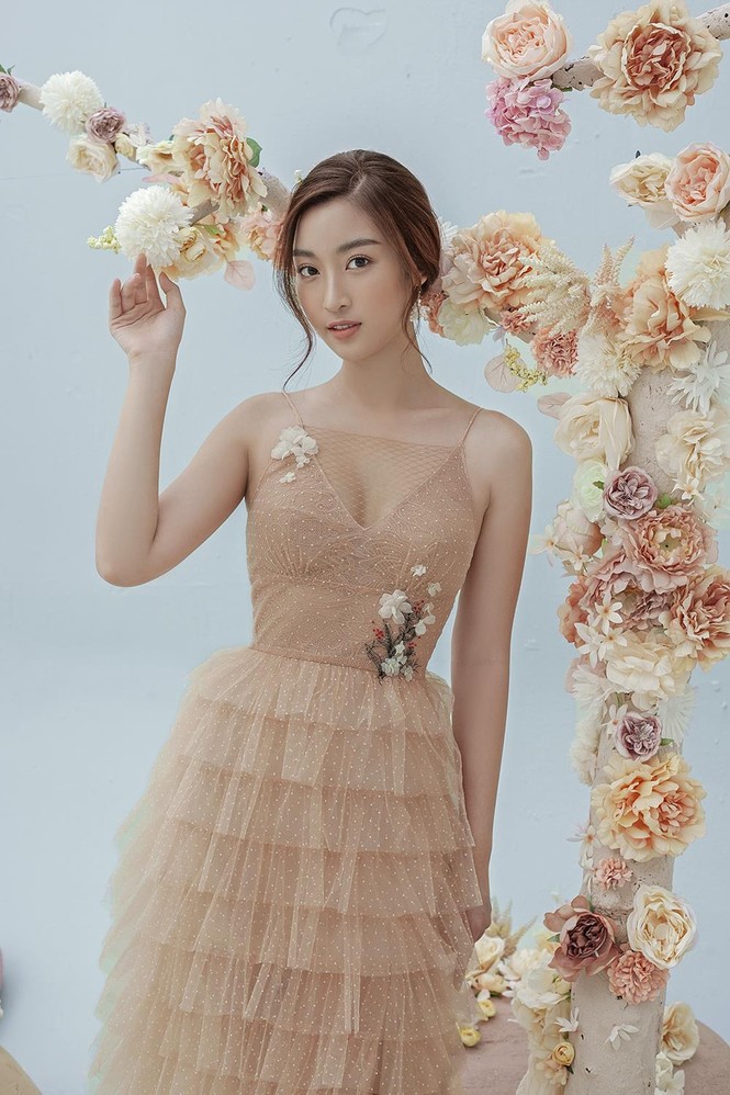 Hoa hậu Đỗ Mỹ Linh mặc váy ren xuyên thấu gợi cảm - ảnh 3