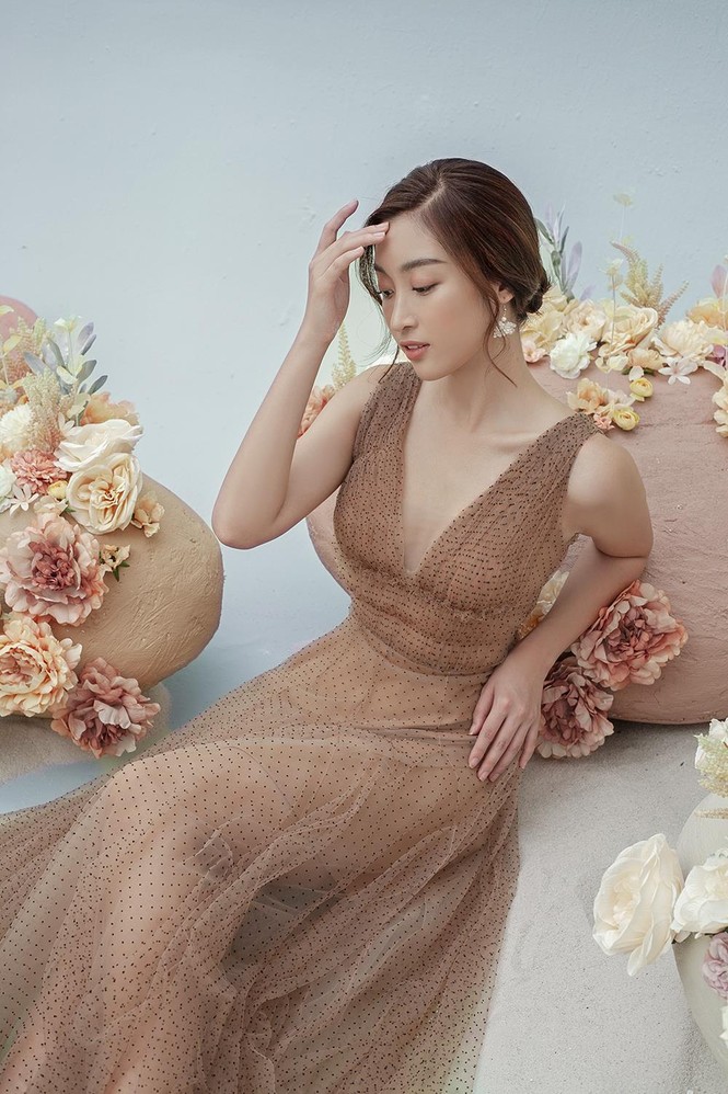 Hoa hậu Đỗ Mỹ Linh mặc váy ren xuyên thấu gợi cảm - ảnh 4