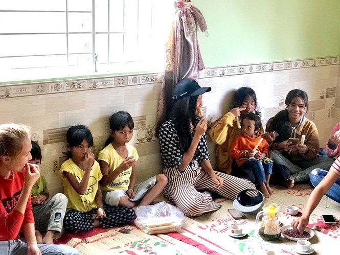 Hoa hậu Tiểu Vy khoe vẻ quyến rũ ngày càng làm say lòng người - ảnh 10