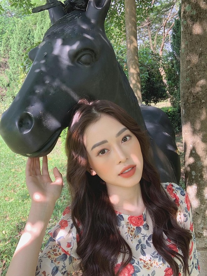 Hoa hậu Tiểu Vy khoe vẻ quyến rũ ngày càng làm say lòng người - ảnh 7
