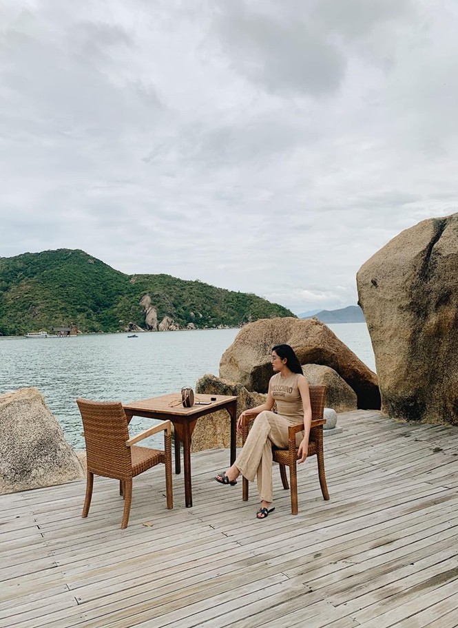 Hoa hậu Tiểu Vy khoe vẻ quyến rũ ngày càng làm say lòng người - ảnh 13