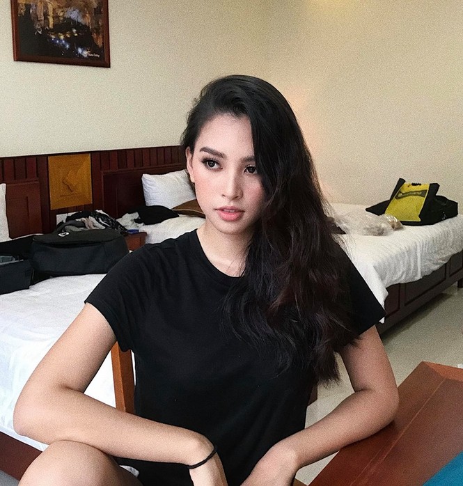 Hoa hậu Tiểu Vy khoe vẻ quyến rũ ngày càng làm say lòng người - ảnh 1