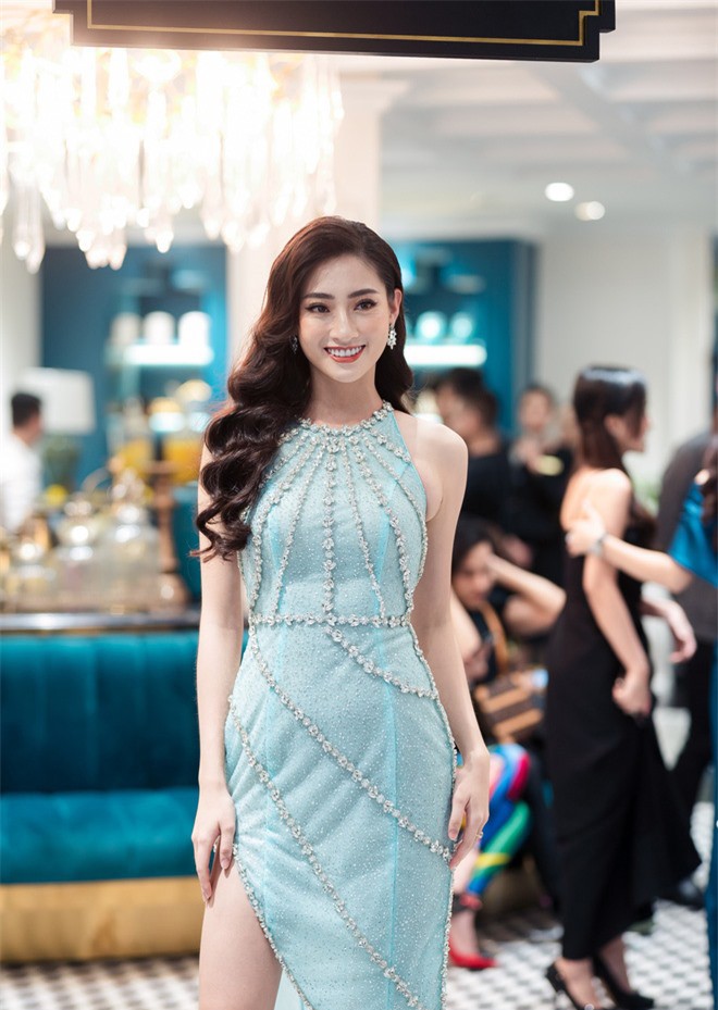 Hoa hậu Lương Thuỳ Linh và hai á hậu nổi bật ở Hà Nội với sắc xanh gợi cảm - ảnh 2