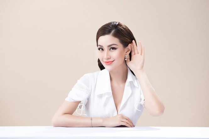 Hoa hậu Lương Thuỳ Linh và hai á hậu nổi bật ở Hà Nội với sắc xanh gợi cảm - ảnh 11