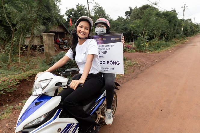 Hoa hậu Lương Thuỳ Linh và hai á hậu nổi bật ở Hà Nội với sắc xanh gợi cảm - ảnh 3